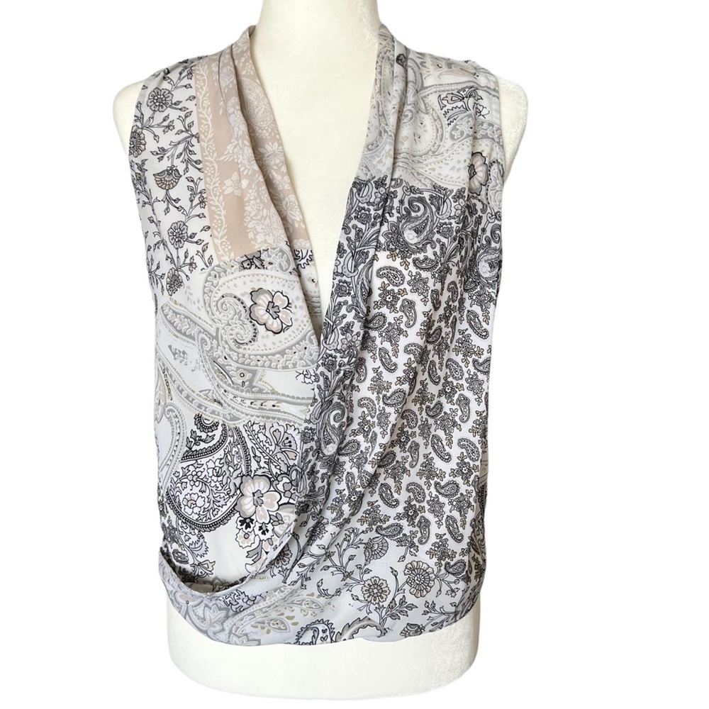 🔵 3/ $15- New York & Co. Surplice Paisley Sleeveless Top